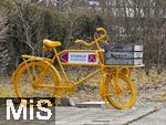 09.01.2026,  Bad Wörishofen, Unterallgäu. Ein altes Fahrrad von den Briefträgern der Deutschen Post, ein Transportrad ganz in Gelb angemalt steht als Werbe-Rad für ein Fahrradgeschäft an der Strasse.