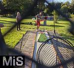 22.08.2025,   Bad Wörishofen, Minigolf, Spieler schlägt den Ball in den Korb. (Modelreleased).