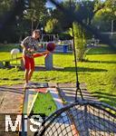 22.08.2025,   Bad Wörishofen, Minigolf, Spieler schlägt den Ball in den Korb. (Modelreleased).