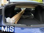 26.06.2025, Bad Wörishofen (Unterallgäu), Wegen umklappbarer Rücksitze kann man in ein Tesla Model 3 Elektroauto auch mehr als 2 Meter langes Gepäck-Stück einladen.