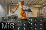 29.01.2026, Landbrauerei Storchenbräu Pfaffenhausen im Unterallgäu, Details bei der Bierherstellung: Die Palettierung wird jetzt von einem STORCH erledigt. Der orangene ABB-Roboter, der die fertigen Bierkisten auf Paletten stapelt, wurde mit Storch-Design versehen.  Passend zum Firmen-Logo, dem Weiss-Storch.