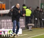 31.01.2026, Fussball 1. Bundesliga 2025/2026, 20.Spieltag, FC Augsburg - FC St. Pauli, in der WWK-Arena Augsburg. Trainer Manuel Baum (FC Augsburg) an der Seitenlinie in Rage.