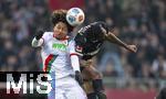 31.01.2026, Fussball 1. Bundesliga 2025/2026, 20.Spieltag, FC Augsburg - FC St. Pauli, in der WWK-Arena Augsburg. v.li: Han-Noah Massengo (FC Augsburg) gegen Ricky-Jade Jones (FC St. Pauli) 