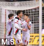 31.01.2026, Fussball 1. Bundesliga 2025/2026, 20.Spieltag, FC Augsburg - FC St. Pauli, in der WWK-Arena Augsburg. Torjubel Michael Gregoritsch (mitte, Augsburg), Robin Fellhauer (Augsburg),  Elvis Rexhbecaj (FC Augsburg) 