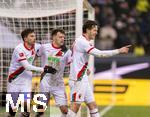 31.01.2026, Fussball 1. Bundesliga 2025/2026, 20.Spieltag, FC Augsburg - FC St. Pauli, in der WWK-Arena Augsburg. Torjubel Michael Gregoritsch (Augsburg), Robin Fellhauer (Augsburg),  Elvis Rexhbecaj (FC Augsburg) 