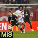 31.01.2026, Fussball 1. Bundesliga 2025/2026, 20.Spieltag, FC Augsburg - FC St. Pauli, in der WWK-Arena Augsburg. v.li: Mathias Rasmussen (FC St. Pauli) gegen Han-Noah Massengo (FC Augsburg) 