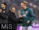 31.01.2026, Fussball 1. Bundesliga 2025/2026, 20.Spieltag, FC Augsburg - FC St. Pauli, in der WWK-Arena Augsburg. v.li: Trainer Manuel Baum (FC Augsburg) nach dem Spiel mit Marius Wolf (FC Augsburg) 