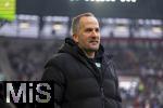 31.01.2026, Fussball 1. Bundesliga 2025/2026, 20.Spieltag, FC Augsburg - FC St. Pauli, in der WWK-Arena Augsburg. Trainer Manuel Baum (FC Augsburg) nachdenklich 