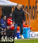 31.01.2026, Fussball 1. Bundesliga 2025/2026, 20.Spieltag, FC Augsburg - FC St. Pauli, in der WWK-Arena Augsburg. Trainer Manuel Baum (FC Augsburg) in Rage.