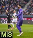 31.01.2026, Fussball 1. Bundesliga 2025/2026, 20.Spieltag, FC Augsburg - FC St. Pauli, in der WWK-Arena Augsburg. Torwart Nikola Vasilj (FC St. Pauli) gibt Anweisungen.