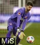 31.01.2026, Fussball 1. Bundesliga 2025/2026, 20.Spieltag, FC Augsburg - FC St. Pauli, in der WWK-Arena Augsburg. Torwart Nikola Vasilj (FC St. Pauli) hat den Ball.
