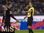 31.01.2026, Fussball 1. Bundesliga 2025/2026, 20.Spieltag, FC Augsburg - FC St. Pauli, in der WWK-Arena Augsburg. Schiedsrichter Sascha Stegemann zeigt 