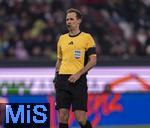 31.01.2026, Fussball 1. Bundesliga 2025/2026, 20.Spieltag, FC Augsburg - FC St. Pauli, in der WWK-Arena Augsburg. Schiedsrichter Sascha Stegemann pfeift.