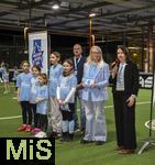 04.02.2026, Amateur-Fussball, Eröffnung der Aktion Mädchen an den Ball im Pineapple-Park München, Fußballinteressierte Mädchen in München haben die Möglichkeit, sich spontan und unverbindlich am Ball auszuprobieren. Das Projekt des Vereins Biku e.V., das mit dem FC Bayern München und dem Bayerischen Fußball-Verband (BFV) kooperiert wird den Mädchen einmal wöchentlich ein kostenloses und unverbindliches Fußballtraining mit lizenzierten Trainern und Trainerinnen anbieten. 
Presse-Eröffnung, auf dem Bild: Anna Seliger (2.v.re, BIKU),  Michael Michi Kern (mitte, Betreiber Pineapple Park, Gastronom und Kulturveranstalter), re: Kathrin Abele (SPD Stadträtin München)