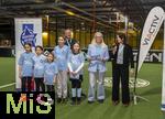 04.02.2026, Amateur-Fussball, Eröffnung der Aktion Mädchen an den Ball im Pineapple-Park München, Fußballinteressierte Mädchen in München haben die Möglichkeit, sich spontan und unverbindlich am Ball auszuprobieren. Das Projekt des Vereins Biku e.V., das mit dem FC Bayern München und dem Bayerischen Fußball-Verband (BFV) kooperiert wird den Mädchen einmal wöchentlich ein kostenloses und unverbindliches Fußballtraining mit lizenzierten Trainern und Trainerinnen anbieten. 
Presse-Eröffnung, auf dem Bild: Anna Seliger (2.v.re, BIKU),  Michael Michi Kern (mitte, Betreiber Pineapple Park, Gastronom und Kulturveranstalter), re: Kathrin Abele (SPD Stadträtin München)