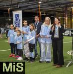 04.02.2026, Amateur-Fussball, Eröffnung der Aktion Mädchen an den Ball im Pineapple-Park München, Fußballinteressierte Mädchen in München haben die Möglichkeit, sich spontan und unverbindlich am Ball auszuprobieren. Das Projekt des Vereins Biku e.V., das mit dem FC Bayern München und dem Bayerischen Fußball-Verband (BFV) kooperiert wird den Mädchen einmal wöchentlich ein kostenloses und unverbindliches Fußballtraining mit lizenzierten Trainern und Trainerinnen anbieten. 
Presse-Eröffnung, auf dem Bild: Anna Seliger (2.v.re, BIKU),  Michael Michi Kern (mitte, Betreiber Pineapple Park, Gastronom und Kulturveranstalter), re: Kathrin Abele (SPD Stadträtin München)