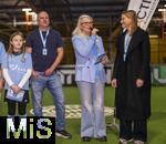 04.02.2026, Amateur-Fussball, Eröffnung der Aktion Mädchen an den Ball im Pineapple-Park München, Fußballinteressierte Mädchen in München haben die Möglichkeit, sich spontan und unverbindlich am Ball auszuprobieren. Das Projekt des Vereins Biku e.V., das mit dem FC Bayern München und dem Bayerischen Fußball-Verband (BFV) kooperiert wird den Mädchen einmal wöchentlich ein kostenloses und unverbindliches Fußballtraining mit lizenzierten Trainern und Trainerinnen anbieten. 
Presse-Eröffnung, auf dem Bild: Anna Seliger (2.v.re, BIKU),  Michael Michi Kern (mitte, Betreiber Pineapple Park, Gastronom und Kulturveranstalter), re: Leonie Lobinger (Bündnis 90/ die Grünen München) 