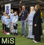04.02.2026, Amateur-Fussball, Eröffnung der Aktion Mädchen an den Ball im Pineapple-Park München, Fußballinteressierte Mädchen in München haben die Möglichkeit, sich spontan und unverbindlich am Ball auszuprobieren. Das Projekt des Vereins Biku e.V., das mit dem FC Bayern München und dem Bayerischen Fußball-Verband (BFV) kooperiert wird den Mädchen einmal wöchentlich ein kostenloses und unverbindliches Fußballtraining mit lizenzierten Trainern und Trainerinnen anbieten. 
Presse-Eröffnung, auf dem Bild: Anna Seliger (2.v.re, BIKU),  Michael Michi Kern (mitte, Betreiber Pineapple Park, Gastronom und Kulturveranstalter), re: Leonie Lobinger (Bündnis 90/ die Grünen München) 