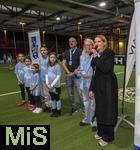 04.02.2026, Amateur-Fussball, Eröffnung der Aktion Mädchen an den Ball im Pineapple-Park München, Fußballinteressierte Mädchen in München haben die Möglichkeit, sich spontan und unverbindlich am Ball auszuprobieren. Das Projekt des Vereins Biku e.V., das mit dem FC Bayern München und dem Bayerischen Fußball-Verband (BFV) kooperiert wird den Mädchen einmal wöchentlich ein kostenloses und unverbindliches Fußballtraining mit lizenzierten Trainern und Trainerinnen anbieten. 
Presse-Eröffnung, auf dem Bild: Anna Seliger (2.v.re, BIKU),  Michael Michi Kern (mitte, Betreiber Pineapple Park, Gastronom und Kulturveranstalter), re: Leonie Lobinger (Bündnis 90/ die Grünen München) 