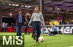 04.02.2026, Amateur-Fussball, Eröffnung der Aktion Mädchen an den Ball im Pineapple-Park München, Fußballinteressierte Mädchen in München haben die Möglichkeit, sich spontan und unverbindlich am Ball auszuprobieren. Das Projekt des Vereins Biku e.V., das mit dem FC Bayern München und dem Bayerischen Fußball-Verband (BFV) kooperiert wird den Mädchen einmal wöchentlich ein kostenloses und unverbindliches Fußballtraining mit lizenzierten Trainern und Trainerinnen anbieten. v.li: Nima Lirawi (Integrationsbeauftragter CSU München) und Leonie Lobinger (Bündnis 90/ die Grünen München) beim kurzen Test-Schuss mit dem Ball.