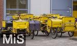 04.02.2026, München, Deutsche Post Brief Niederlassung München Arnulfstrasse. Fahrräder der Briefzusteller stehen am Vorplatz bereit. 