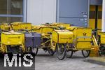 04.02.2026, München, Deutsche Post Brief Niederlassung München Arnulfstrasse. Fahrräder der Briefzusteller stehen am Vorplatz bereit. 