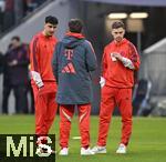 08.02.2026, Fussball Bundesliga 2025/2026, 21.Spieltag, FC Bayern München - TSG 1899 Hoffenheim, in der Allianz-Arena München,   v.l. Aleksandar Pavlovic (Bayern München) , Tom Bischof (Bayern München) und Joshua Kimmich (FC Bayern München) 


