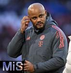 08.02.2026, Fussball Bundesliga 2025/2026, 21.Spieltag, FC Bayern München - TSG 1899 Hoffenheim, in der Allianz-Arena München,   Trainer Vincent Kompany (FC Bayern München) nachdenklich.



