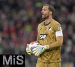 08.02.2026, Fussball Bundesliga 2025/2026, 21.Spieltag, FC Bayern München - TSG 1899 Hoffenheim, in der Allianz-Arena München,   Torwart Oliver Baumann (TSG 1899 Hoffenheim) mit Ball.


