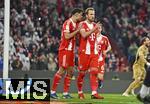 08.02.2026, Fussball Bundesliga 2025/2026, 21.Spieltag, FC Bayern München - TSG 1899 Hoffenheim, in der Allianz-Arena München,   Torjubel v.l. Aleksandar Pavlovic (Bayern München)  und Harry Kane (FC Bayern München) 


