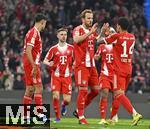 08.02.2026, Fussball Bundesliga 2025/2026, 21.Spieltag, FC Bayern München - TSG 1899 Hoffenheim, in der Allianz-Arena München,   v.l. Aleksandar Pavlovic (Bayern München) , Joshua Kimmich (FC Bayern München), Harry Kane (FC Bayern München), Serge Gnabry (FC Bayern München) und Luis Diaz (FC Bayern München) jubeln.


