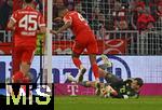 08.02.2026, Fussball Bundesliga 2025/2026, 21.Spieltag, FC Bayern München - TSG 1899 Hoffenheim, in der Allianz-Arena München,   Torwart Manuel Neuer (FC Bayern München) parriert den Ball


