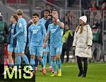08.02.2026, Fussball Bundesliga 2025/2026, 21.Spieltag, FC Bayern München - TSG 1899 Hoffenheim, in der Allianz-Arena München,   v.l. Max Moerstedt (TSG 1899 Hoffenheim), Valentin Gendrey (TSG 1899 Hoffenheim) und Vladimir Coufal (Hoffenheim)  sind nach dem Spiel enttäuscht.


