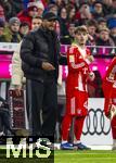 08.02.2026, Fussball Bundesliga 2025/2026, 21.Spieltag, FC Bayern München - TSG 1899 Hoffenheim, in der Allianz-Arena München, Lennart Karl (FC Bayern München) und Trainer Vincent Kompany (li, FC Bayern München) 