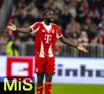 08.02.2026, Fussball Bundesliga 2025/2026, 21.Spieltag, FC Bayern München - TSG 1899 Hoffenheim, in der Allianz-Arena München, Dayot Upamecano (FC Bayern München) ratlos.