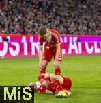 08.02.2026, Fussball Bundesliga 2025/2026, 21.Spieltag, FC Bayern München - TSG 1899 Hoffenheim, in der Allianz-Arena München, Josip Stanisic (Bayern München) am Boden verletzt, Joshua Kimmich (FC Bayern München) hilft ihm.