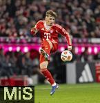 08.02.2026, Fussball Bundesliga 2025/2026, 21.Spieltag, FC Bayern München - TSG 1899 Hoffenheim, in der Allianz-Arena München, Lennart Karl (FC Bayern München) am Ball 