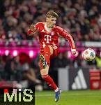 08.02.2026, Fussball Bundesliga 2025/2026, 21.Spieltag, FC Bayern München - TSG 1899 Hoffenheim, in der Allianz-Arena München, Lennart Karl (FC Bayern München) am Ball 