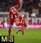 08.02.2026, Fussball Bundesliga 2025/2026, 21.Spieltag, FC Bayern München - TSG 1899 Hoffenheim, in der Allianz-Arena München, Michael Olise (FC Bayern München) am Ball 