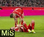08.02.2026, Fussball Bundesliga 2025/2026, 21.Spieltag, FC Bayern München - TSG 1899 Hoffenheim, in der Allianz-Arena München, Josip Stanisic (Bayern München) am Boden verletzt, Joshua Kimmich (FC Bayern München) hilft ihm.