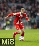 08.02.2026, Fussball Bundesliga 2025/2026, 21.Spieltag, FC Bayern München - TSG 1899 Hoffenheim, in der Allianz-Arena München, Konrad Laimer (FC Bayern München) am Ball 