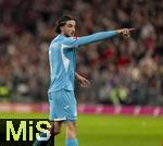 08.02.2026, Fussball Bundesliga 2025/2026, 21.Spieltag, FC Bayern München - TSG 1899 Hoffenheim, in der Allianz-Arena München,  Leon Avdullahu (Hoffenheim) gibt Anweisungen.