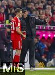 08.02.2026, Fussball Bundesliga 2025/2026, 21.Spieltag, FC Bayern München - TSG 1899 Hoffenheim, in der Allianz-Arena München,  v.li: Josip Stanisic (Bayern München) im Gespräch mit Trainer Vincent Kompany (FC Bayern München)  