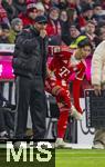 08.02.2026, Fussball Bundesliga 2025/2026, 21.Spieltag, FC Bayern München - TSG 1899 Hoffenheim, in der Allianz-Arena München,  v.re: Hiroki Ito (FC Bayern München) im Gespräch mit Trainer Vincent Kompany (FC Bayern München) vor seiner Einwechslung.