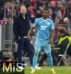 08.02.2026, Fussball Bundesliga 2025/2026, 21.Spieltag, FC Bayern München - TSG 1899 Hoffenheim, in der Allianz-Arena München,  Trainer Christian Ilzer (li, Hoffenheim) beobachtet nachdenklich Bazoumana Toure (TSG 1899 Hoffenheim) 