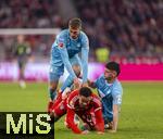 08.02.2026, Fussball Bundesliga 2025/2026, 21.Spieltag, FC Bayern München - TSG 1899 Hoffenheim, in der Allianz-Arena München,  Jamal Musiala (Bayern München) wird von Albian Hajdari (re, TSG 1899 Hoffenheim) und Grischa Prömel (TSG 1899 Hoffenheim) in die Zange genommen.