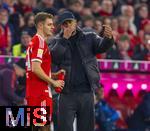 08.02.2026, Fussball Bundesliga 2025/2026, 21.Spieltag, FC Bayern München - TSG 1899 Hoffenheim, in der Allianz-Arena München,  v.li: Josip Stanisic (Bayern München) im Gespräch mit Trainer Vincent Kompany (FC Bayern München) 