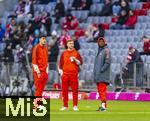 08.02.2026, Fussball Bundesliga 2025/2026, 21.Spieltag, FC Bayern München - TSG 1899 Hoffenheim, in der Allianz-Arena München,  Vor dem Spiel auf dem Platz, v.li: Aleksandar Pavlovic (Bayern München) , Joshua Kimmich (FC Bayern München), Alphonso Davies (FC Bayern München) 
