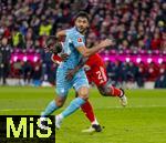 08.02.2026, Fussball Bundesliga 2025/2026, 21.Spieltag, FC Bayern München - TSG 1899 Hoffenheim, in der Allianz-Arena München,  hi: Dayot Upamecano (FC Bayern München) klammert sich bei Ozan Kabak (TSG 1899 Hoffenheim) fest.