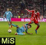 08.02.2026, Fussball Bundesliga 2025/2026, 21.Spieltag, FC Bayern München - TSG 1899 Hoffenheim, in der Allianz-Arena München,  re: Nicolas Jackson (FC Bayern München) gegen Albian Hajdari (TSG 1899 Hoffenheim) 